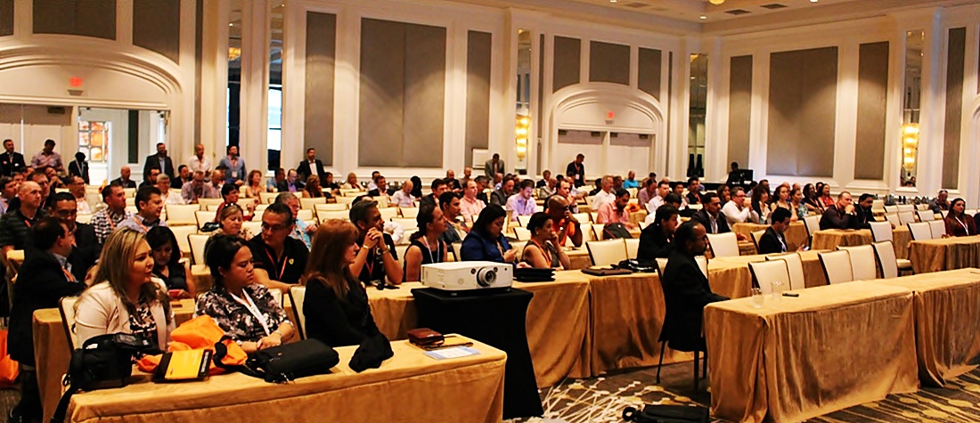 Salón de conferencias lleno de asistentes