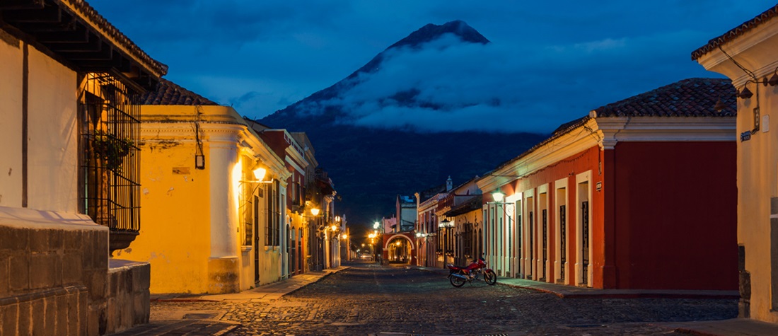 Fotografía de una calle de Antigua Guatemala al caer la noche