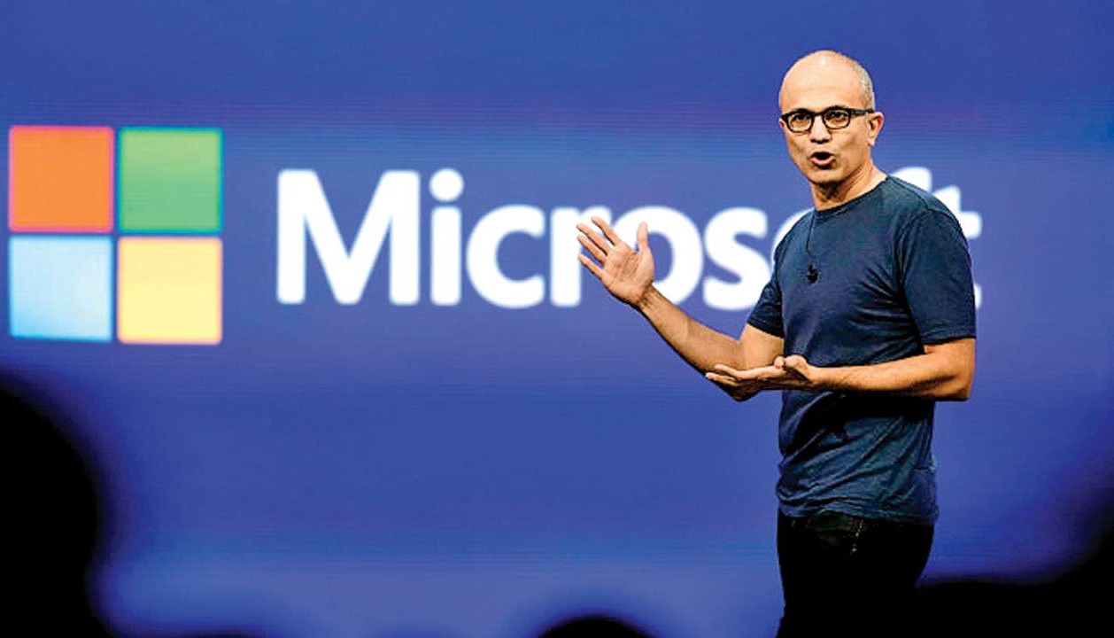 Satya Nadella CEO Microsoft se dirige al publico en una conferencia 